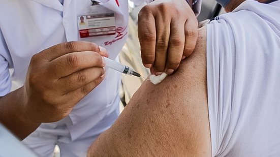 Vacinas disponíveis para bebês, crianças e adultos - Imagem: Divulgação / Prefeitura de Praia Grande