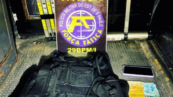 A Polícia Militar apreendeu um colete balístico e prendeu um homem ligado ao tráfico em operação em Mongaguá, SP - Foto: Divulgação/ 29° BPMI