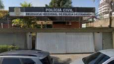 Um motociclista sem capacete e na contramão foi abordado pela polícia, revelando ser um foragido com mandado de prisão - Foto: Reprodução/ Google Maps