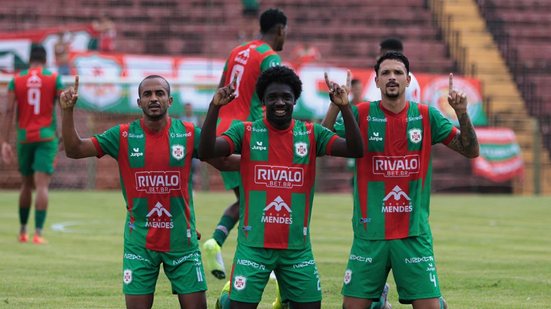 Com gols de Pablo, Nathan (contra), JP e Yohan, a Portuguesa Santista vira líder - Foto: João Jardim / Agência Briosa