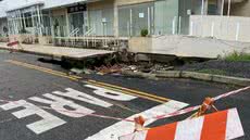 Moradores relatam insegurança constante com rachaduras e alagamentos, enquanto a Prefeitura isola a área - Foto: Silvio Luiz/TV Tribuna