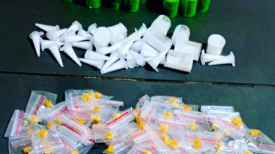 A equipe policial encontrou drogas e dinheiro em posse do suspeito, que confessou gerenciar o tráfico local - Foto: Divulgação/ 29° BPMI