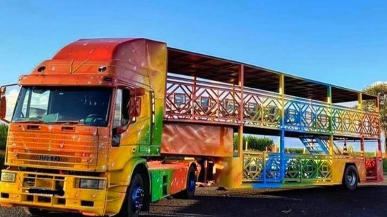 Carreta Solidária oferece diversão e doação de chocolates para crianças em situação de vulnerabilidade social em Guarujá - Foto: Divulgação/ Prefeitura de Guarujá