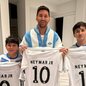 A imagem de Messi com a camisa do Santos viraliza, simbolizando a amizade entre os ícones Neymar e Messi - Imagem: Divulgação / Santos FC