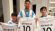 A imagem de Messi com a camisa do Santos viraliza, simbolizando a amizade entre os ícones Neymar e Messi - Imagem: Divulgação / Santos FC
