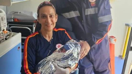 Equipe do SAMU celebra o primeiro parto realizado em casa, destacando a importância do preparo e da humanidade em situações de emergência - Foto: Divulgação/ Prefeitura de Guarujá