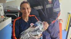 Equipe do SAMU celebra o primeiro parto realizado em casa, destacando a importância do preparo e da humanidade em situações de emergência - Foto: Divulgação/ Prefeitura de Guarujá