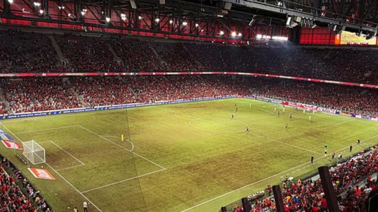 Craque do Santos critica infraestrutura da Arena da Baixada em redes sociais - Foto: IconSport