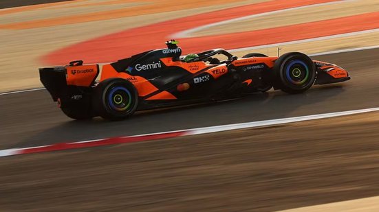 O campeão Lando Norris marca o melhor tempo em Sakhir - Foto: Glenn Dunbar/LAT Images