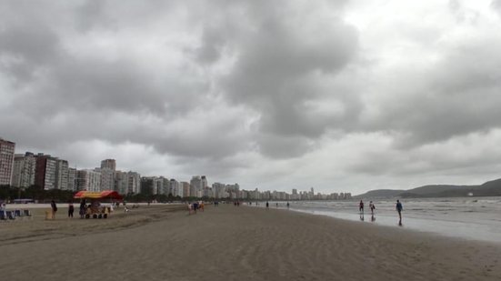 A previsão indica temporais e sensação térmica elevada, com riscos de alagamentos e descargas elétricas na região - Foto: Divulgação/ Prefeitura de Santos