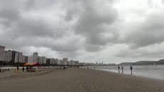 A previsão indica temporais e sensação térmica elevada, com riscos de alagamentos e descargas elétricas na região - Foto: Divulgação/ Prefeitura de Santos