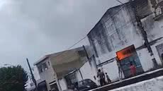 Um incêndio de grandes proporções em São Vicente mobilizou bombeiros para evitar que o fogo se alastrasse em uma fábrica de velas - Foto: Reprodução/ Marcelo Ricky