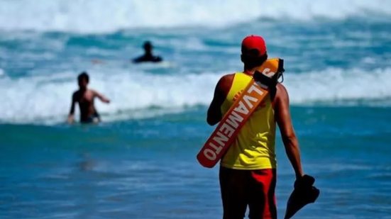 Equipes do Grupamento de Bombeiros Marítimo realizam 348 resgates durante o Carnaval, garantindo segurança aos banhistas em SP - Foto: Reprodução