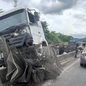 Uma carreta colidiu contra a mureta na Rodovia Cônego Domênico Rangoni, causando grandes congestionamentos na região de Santos - Foto: Reprodução