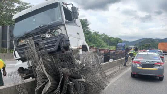 Uma carreta colidiu contra a mureta na Rodovia Cônego Domênico Rangoni, causando grandes congestionamentos na região de Santos - Foto: Reprodução