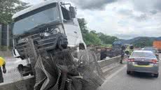 Uma carreta colidiu contra a mureta na Rodovia Cônego Domênico Rangoni, causando grandes congestionamentos na região de Santos - Foto: Reprodução
