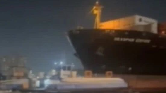 O acidente ocorreu quando o navio cargueiro Seaspan Empire colidiu com as balsas - Imagem: Reprodução