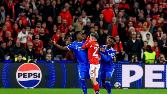 Após gol, Vinicius Júnior relata ofensas racistas e árbitro ativa protocolo antirracismo - Foto: Valter Gouveia/Sports Press Photo/Getty Images