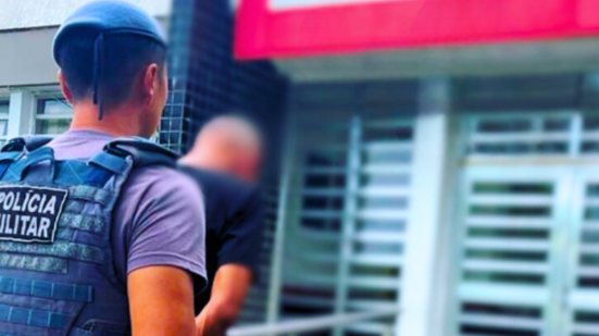 A ação da polícia em Peruíbe resultou na captura de um homem com pendências judiciais durante fiscalização de motocicletas - Foto: Divulgação/ 29° BPMI