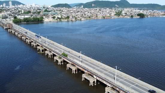 Motoristas devem redobrar a atenção devido ao tráfego controlado na Ponte dos Barreiros para ajustes nas obras do VLT - Foto: Divulgação/ Prefeitura de São Vicente