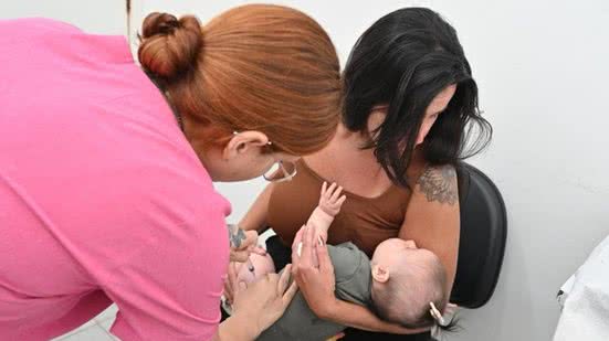 A vacinação contra Dengue e Gripe estará disponível, priorizando grupos de risco como idosos e gestantes - Foto: Divulgação/ Prefeitura de Santos/ Henrique Teixeira