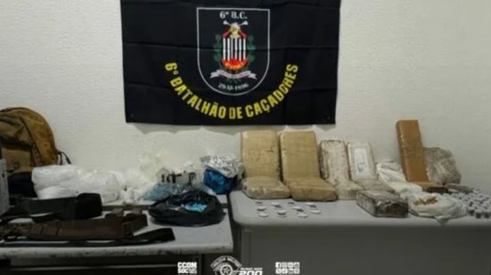A Polícia Militar realiza operação no Morro do São Bento e encontra um depósito clandestino com drogas e tecnologia de rastreamento - Foto: Divulgação/ Polícia Civil