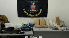 A Polícia Militar realiza operação no Morro do São Bento e encontra um depósito clandestino com drogas e tecnologia de rastreamento - Foto: Divulgação/ Polícia Civil