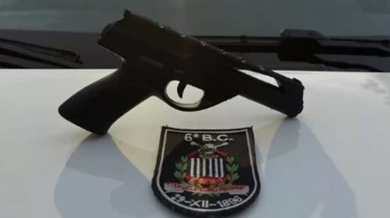 Morador alerta PM sobre dois indivíduos suspeitos com arma na Aparecida, resultando em ação rápida e eficaz - Foto: Divulgação/ Polícia Civil