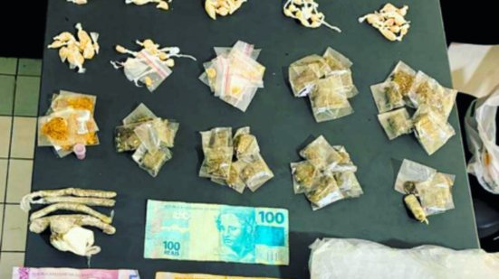 Intervenção da Polícia Militar em Itanhaém resulta em prisões e apreensões de drogas após denúncia anônima - Foto: Divulgação/ 29° BPMI