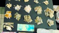 Intervenção da Polícia Militar em Itanhaém resulta em prisões e apreensões de drogas após denúncia anônima - Foto: Divulgação/ 29° BPMI