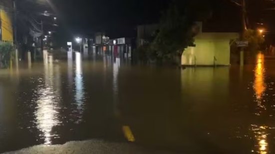 Volume de chuva ultrapassa 170 mm, causando transtornos em várias cidades do litoral paulista, segundo a Defesa Civil - Foto: Francisco Trevisan