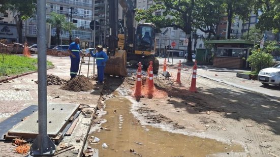 Prefeitura de Santos reconstrói muretas e pavimento na orla do Embaré neste início de ano