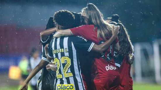 Em partida marcada por forte chuva, Santos e Cruzeiro empatam em 1 a 1 - Foto: Reinaldo Campos / Santos FC