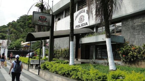 Um homem de 30 anos foi morto após reagir a abordagem policial em Guarujá, levantando questões sobre segurança na comunidade. - Foto: Reprodução