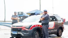 Durante ronda, policiais abordaram suspeito que tentava esconder dinheiro e descobriram que ele era um fugitivo procurado - Foto: Reprodução