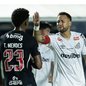 Após um gol, Neymar e Thiago Mendes se confrontam - Foto: Léo Barrilari / GazetaPress