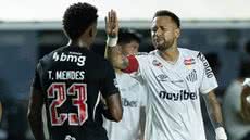 Após um gol, Neymar e Thiago Mendes se confrontam - Foto: Léo Barrilari / GazetaPress