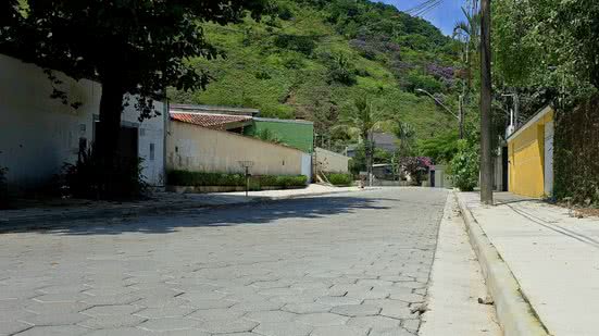 Pavimentação em Guaiúba inclui 3.560 m² de bloquetes e calçadas acessíveis para pedestres - Foto: Divulgação/ Prefeitura de Guarujá