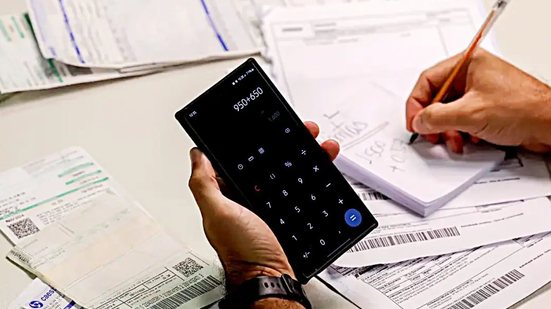 Com aumento de 0,59% em janeiro, Santos enfrenta desafios financeiros, especialmente após as despesas de início de ano - Foto: Reprodução