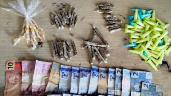 Homem foi preso em flagrante com drogas e dinheiro em Peruíbe, SP, durante ação da Polícia Militar contra o tráfico de entorpecentes - Foto: Divulgação/ 29° BPMI