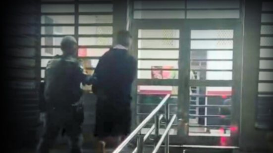 A ação da Polícia Militar em Peruíbe resultou na captura de um homem foragido durante um chamado de violência doméstica - Foto: Divulgação/ 29° BPMI