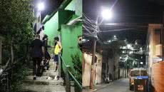 A modernização da iluminação no Morro do Marapé traz segurança e conforto para os moradores com novas luminárias LED - Foto: Carlos Nogueira/ Prefeitura de Santos