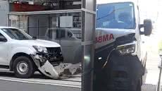 Um acidente entre uma ambulância e uma caminhonete no Centro de Santos causou danos à estrutura da parada Poupatempo do VLT, mas não houve vítimas - Foto: Reprodução