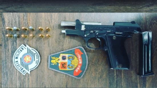 A ação policial em Itanhaém resultou na prisão de um homem e na apreensão de uma pistola com numeração suprimida, evitando comércio ilegal - Foto: Divulgação/ 29° BPMI