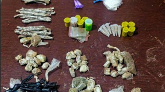 Suspeito tentou se desfazer de drogas ao notar a aproximação da polícia, mas foi detido durante patrulhamento na região - Foto: Divulgação/ 29° BPMI