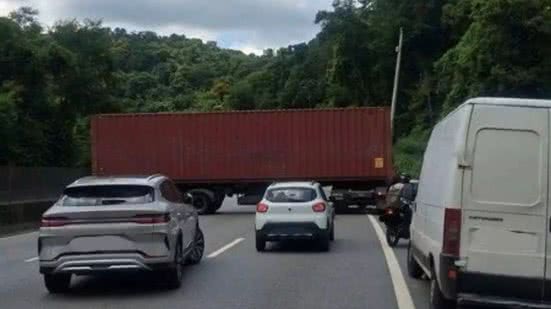 Uma carreta desgovernada colidiu com a mureta central - Imagem: Reprodução