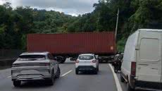 Uma carreta desgovernada colidiu com a mureta central - Imagem: Reprodução