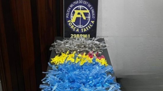 A operação da Força Tática resultou na apreensão de maconha, cocaína e lança-perfume, evidenciando um centro de distribuição - Foto: Divulgação/ 29° BPMI