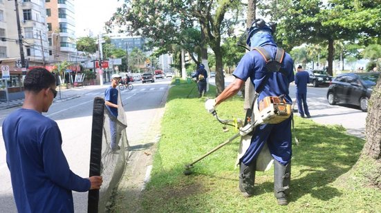 Prefeitura de Santos planeja aumentar a capacidade de corte de grama em 67%, passando de 3 milhões para 5 milhões de m² até 2026 - Foto: Divulgação/ Prefeitura de Santos