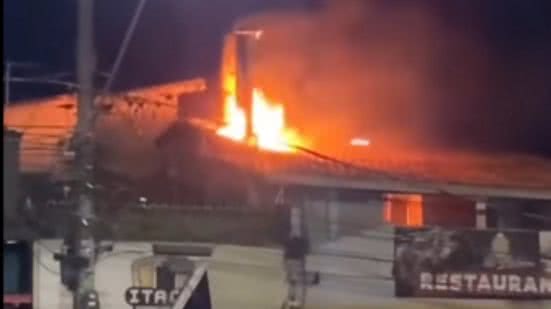 Incêndio no Restaurante Nova Ladeira foi controlado rapidamente pelo Corpo de Bombeiros - Imagem: Reprodução